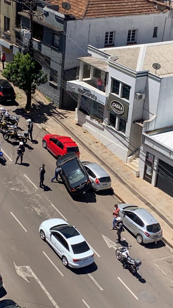 Condutor embriagado bate em carro estacionando na Rua Benjamin Constant no Centro