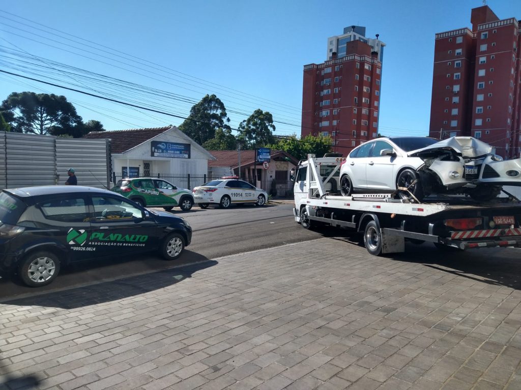 Carro colide em poste na Rua Duque de Caxias