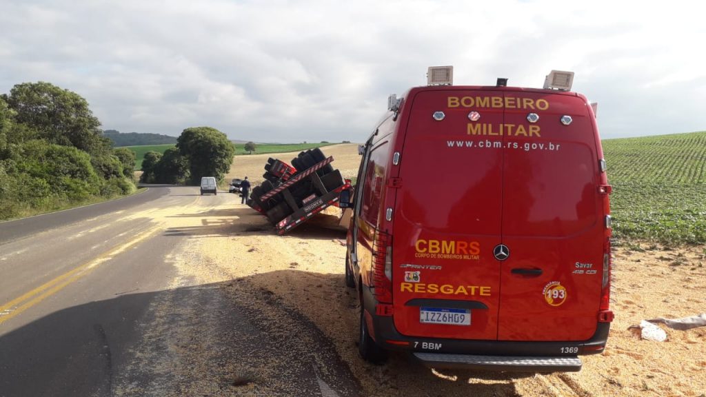 Caminhão carregado de milho tomba entre Sertão e Getúlio Vargas na ERS-135