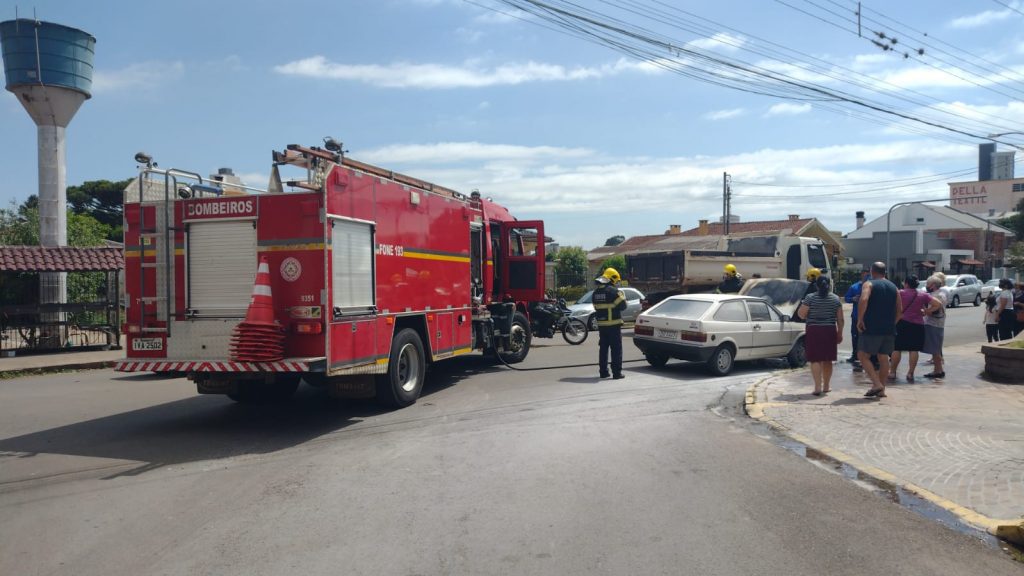 Incêndio em veículo é atendido pelo Corpo de Bombeiros Militar na Vera Cruz