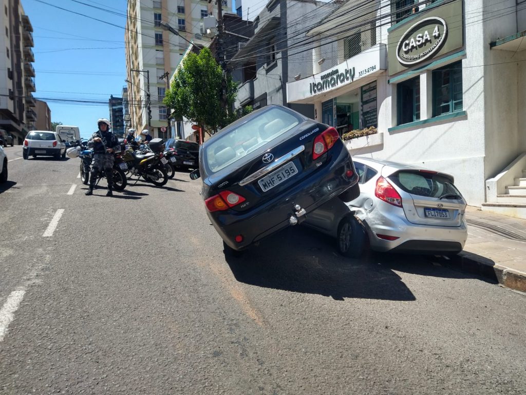Condutor embriagado bate em carro estacionando na Rua Benjamin Constant no Centro