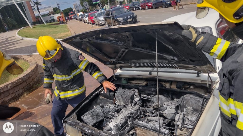 Incêndio em veículo é atendido pelo Corpo de Bombeiros Militar na Vera Cruz