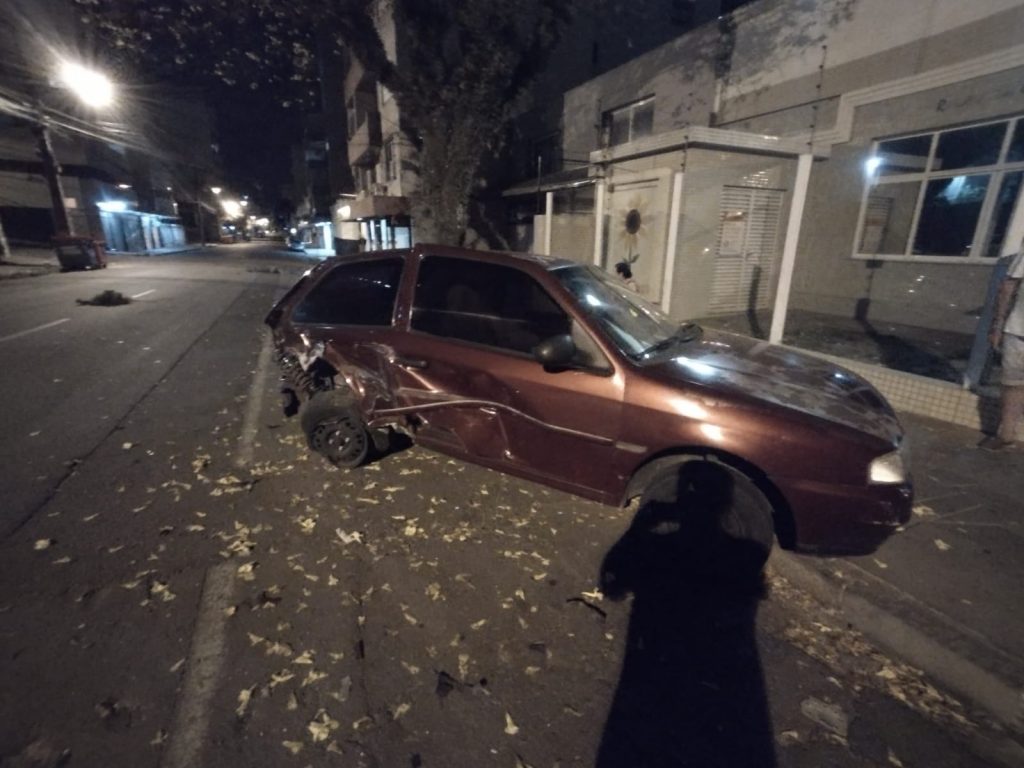 Motorista perde controle de veículo e colide em carro e árvores no Boqueirão