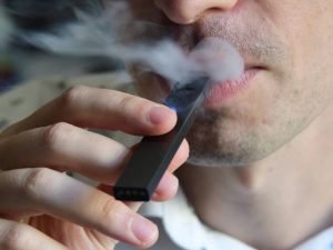 Médico alerta: vapor de cigarros eletrônicos pode causar doenças pulmonares