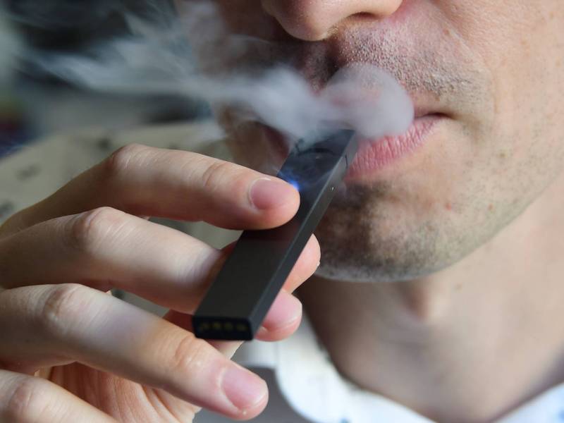 Médico alerta: vapor de cigarros eletrônicos pode causar doenças pulmonares