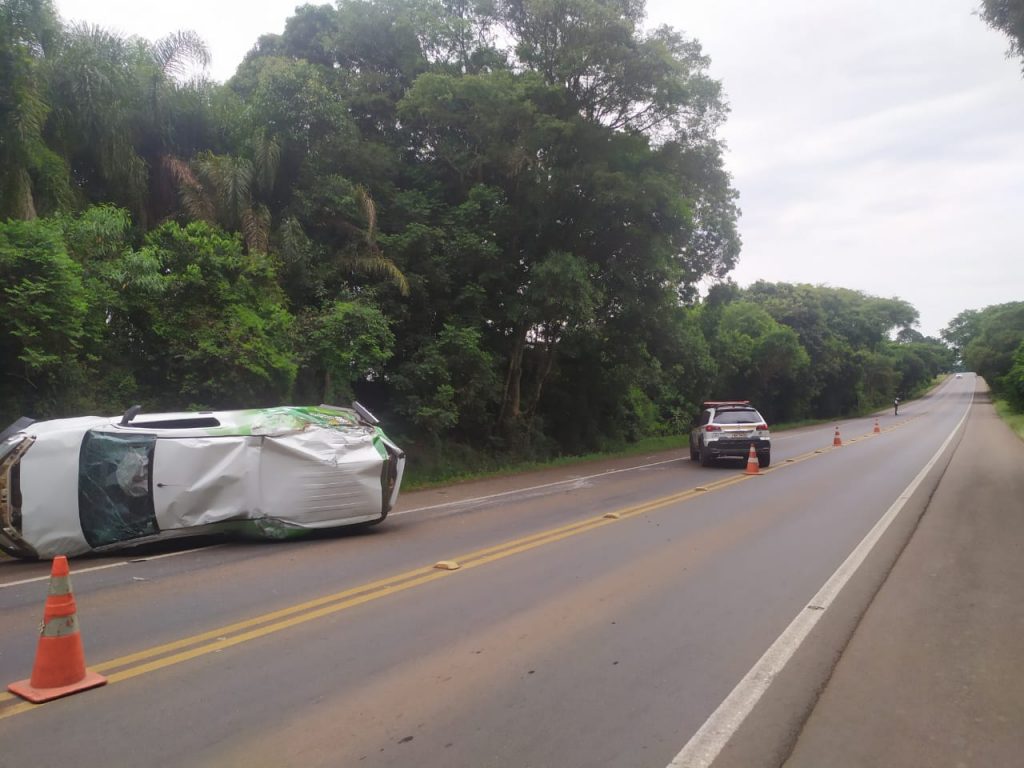 Capotamento é registrado na ERS-153 no acesso a estrada de Nicolau Vergueiro