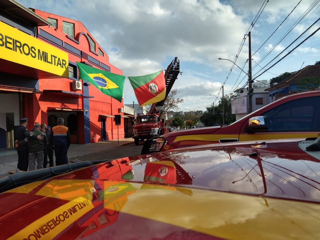 Dupla de soldados do Corpo de Bombeiros salvam criança após afogamento em Passo Fundo
