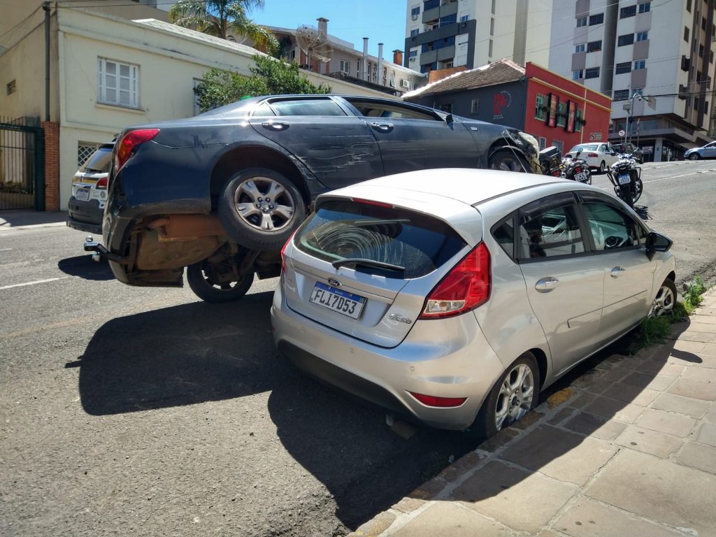 Condutor embriagado bate em carro estacionando na Rua Benjamin Constant no Centro