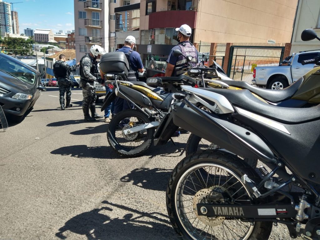 Condutor embriagado bate em carro estacionando na Rua Benjamin Constant no Centro
