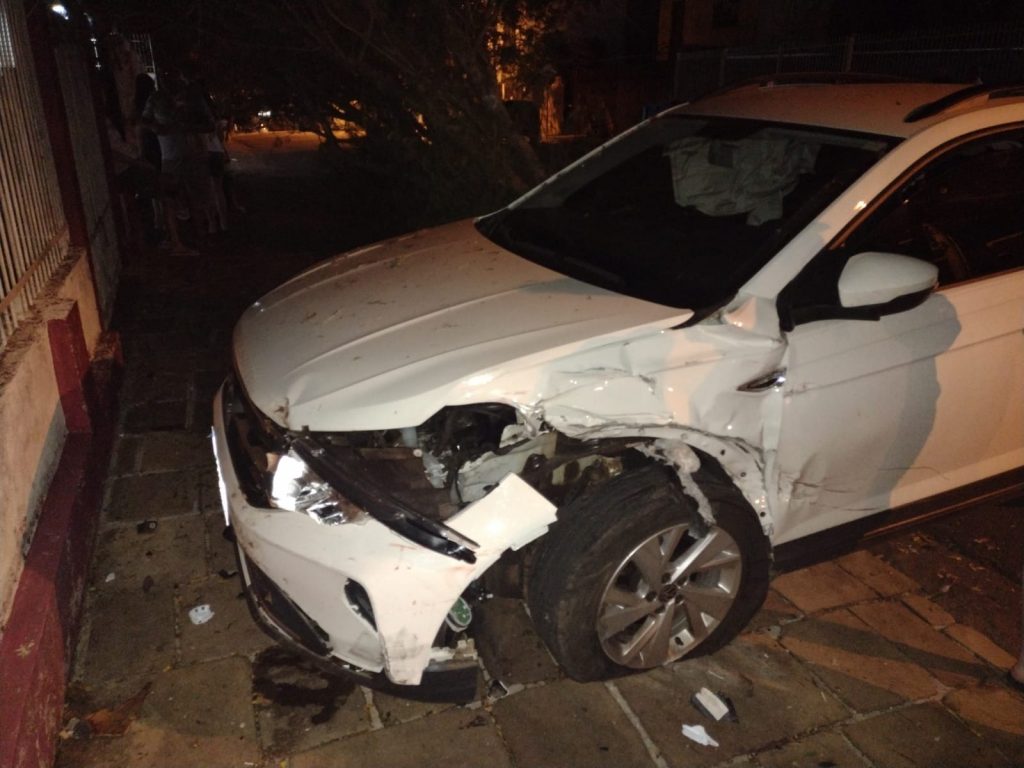 Motorista perde controle de veículo e colide em carro e árvores no Boqueirão