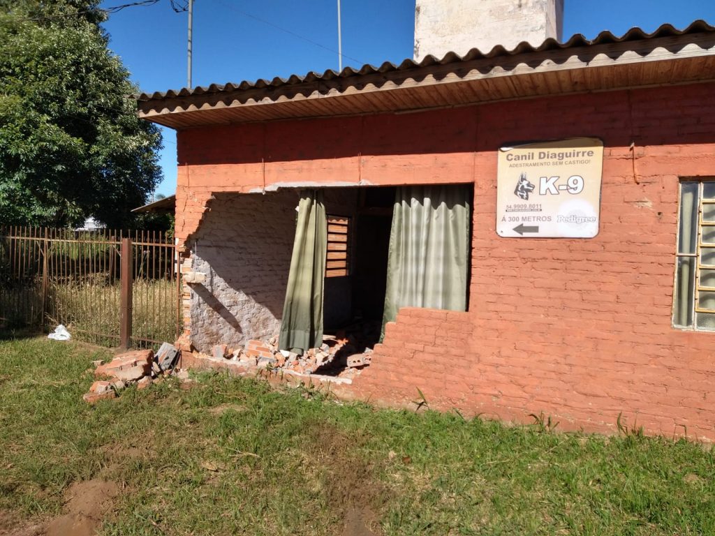 Condutor embriagado derruba parede e janela após colisão na Roselândia