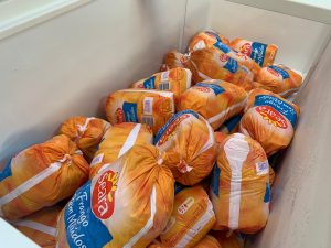 Tradicional entrega de frangos da Uirapuru e JBS/Seara transforma o Natal dos passo-fundenses