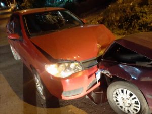 Colisão frontal entre dois carros deixa três feridos no Bairro São Luiz Gonzaga