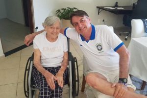 O presidente com a mãe, em imagem postada nas redes sociais em abril de 2019