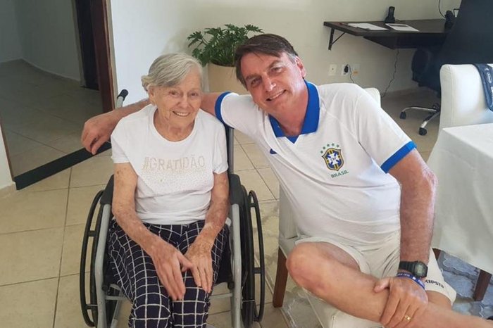 O presidente com a mãe, em imagem postada nas redes sociais em abril de 2019