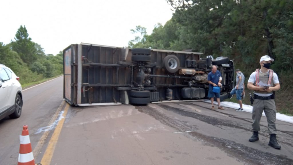 Caminhão tomba na saída de Passo Fundo para Coxilha