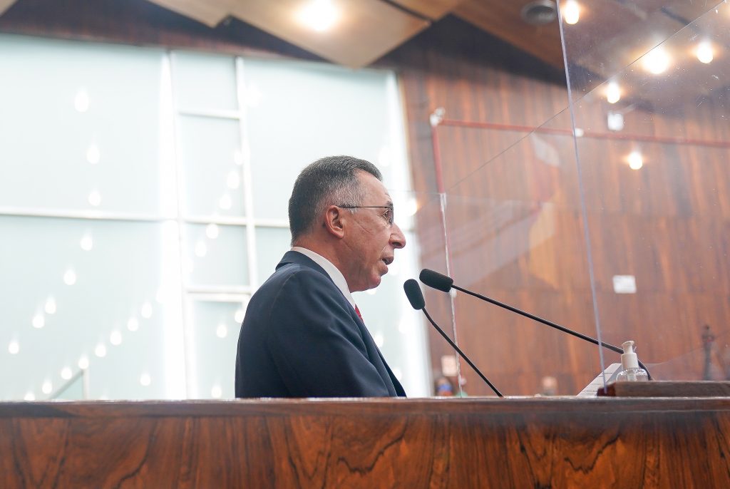 Valdeci Oliveira, do PT, toma posse como presidente da Assembleia Legislativa