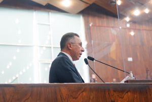 Valdeci Oliveira, do PT, toma posse como presidente da Assembleia Legislativa