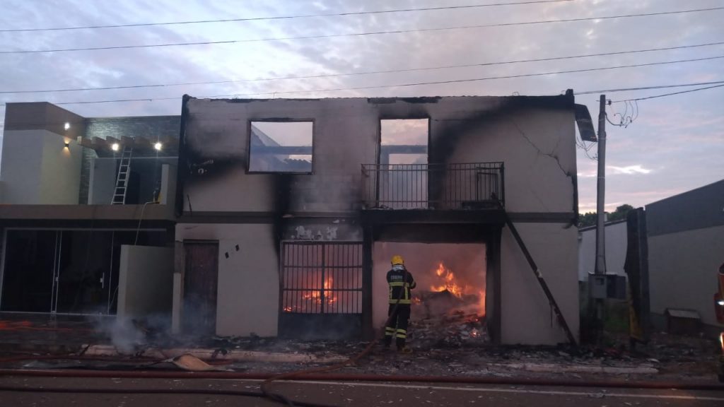 Incêndio destrói imóvel de dois andares em Pontão