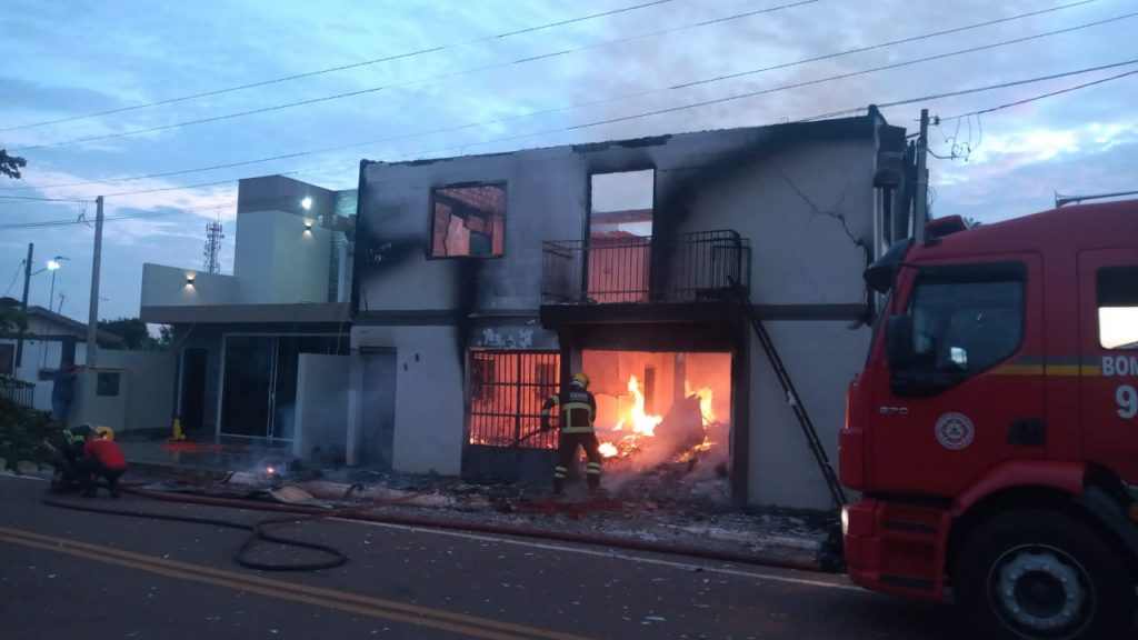 Incêndio destrói imóvel de dois andares em Pontão
