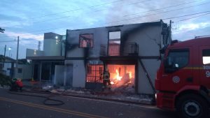 Incêndio destrói imóvel de dois andares em Pontão