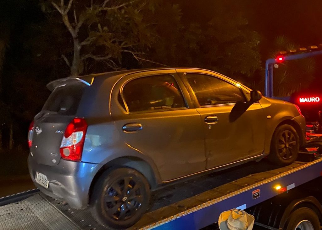 Motorista bate em carro estacionado na Rua da Brigada Militar e foge do local