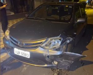 Motorista bate em carro estacionado na Rua da Brigada Militar e foge do local