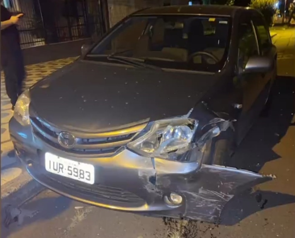 Motorista bate em carro estacionado na Rua da Brigada Militar e foge do local