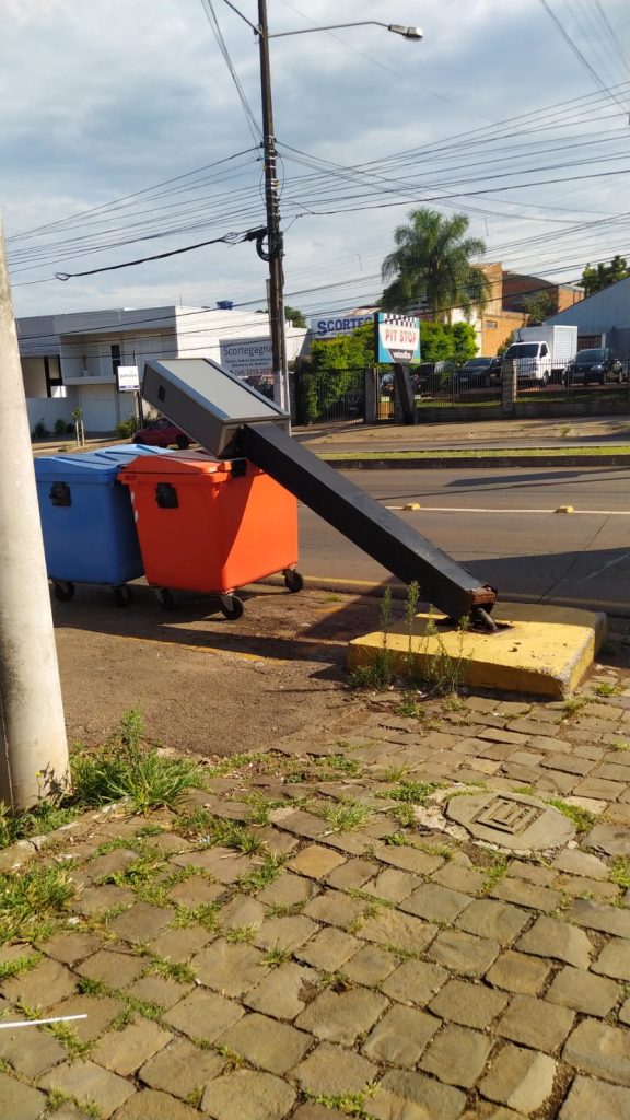 Acidentes de trânsito derrubam lombada eletrônica e semáforo na Avenida Presidente Vargas