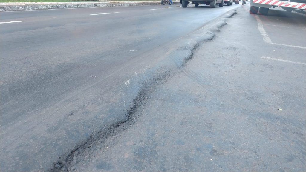 Prefeitura realiza levantamento após deformações em novo asfalto da Avenida Brasil