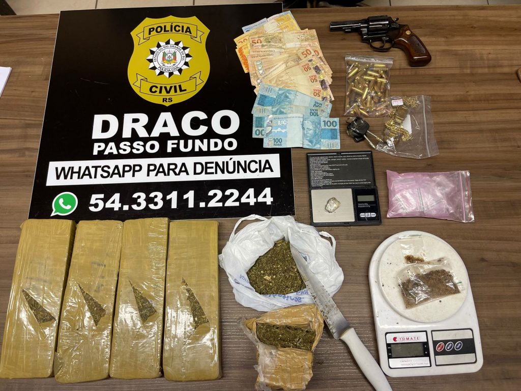 Draco prende traficante com arma, drogas e dinheiro na São Cristóvão em Passo Fundo