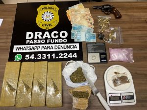 Draco prende traficante com arma, drogas e dinheiro na São Cristóvão em Passo Fundo