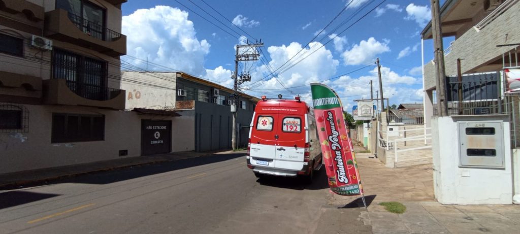 Avó e neto são atropelados na Rua Carolina Vergueiro em Passo Fundo