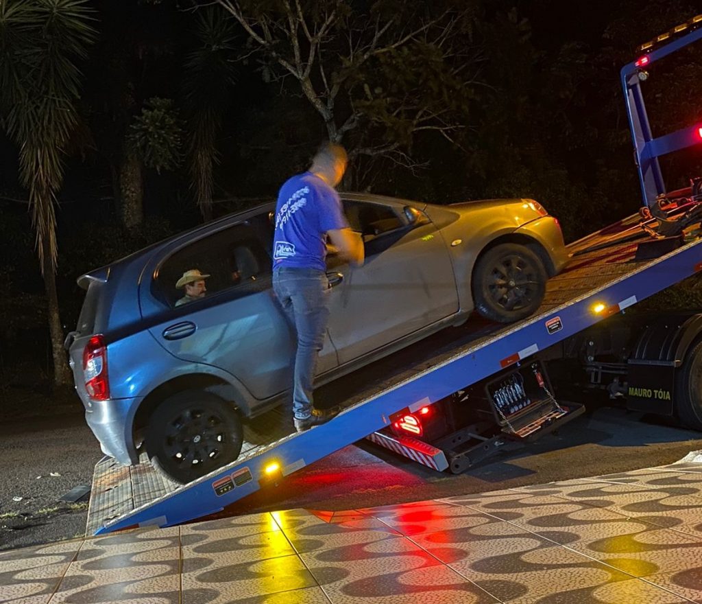 Motorista bate em carro estacionado na Rua da Brigada Militar e foge do local
