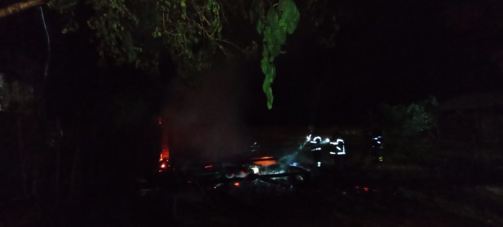 Corpo de Bombeiros Militar atende incêndio criminoso na Vila Ipiranga