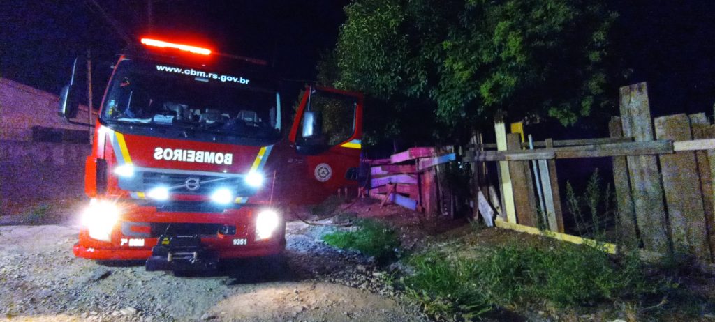 Corpo de Bombeiros Militar atende incêndio criminoso na Vila Ipiranga