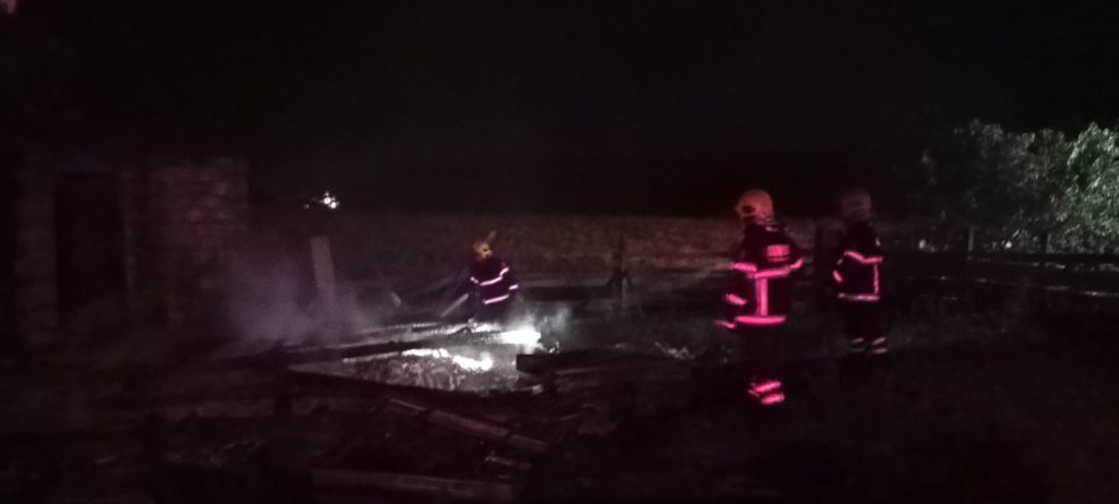 Corpo de Bombeiros Militar atende incêndio criminoso na Vila Ipiranga