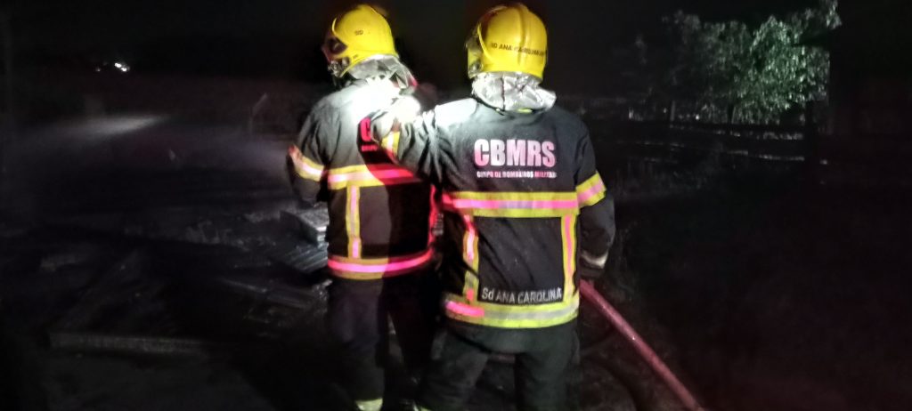 Corpo de Bombeiros Militar atende incêndio criminoso na Vila Ipiranga