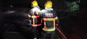 Corpo de Bombeiros Militar atende incêndio criminoso na Vila Ipiranga