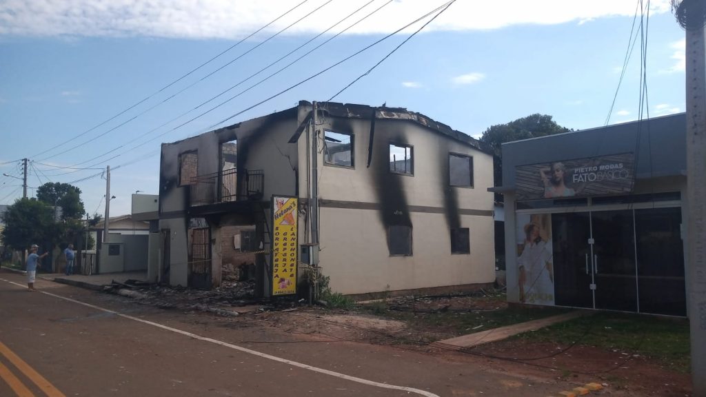 Incêndio destrói imóvel de dois andares em Pontão