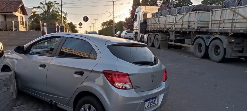 CARRETA CARREGADA COM 38 TONELADAS DE CIMENTO INVADE PREFERENCIAL E COLIDE EM VEÍCULO NA PETRÓPOLIS