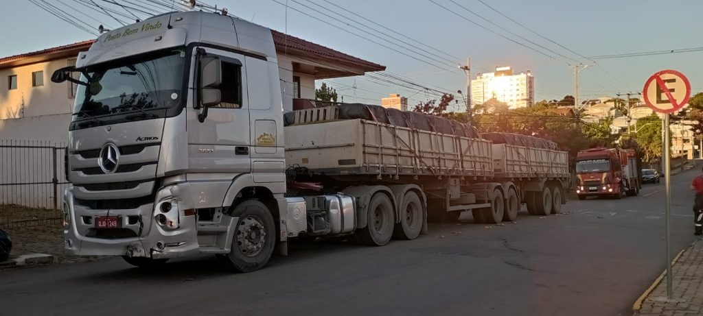 CARRETA CARREGADA COM 38 TONELADAS DE CIMENTO INVADE PREFERENCIAL E COLIDE EM VEÍCULO NA PETRÓPOLIS