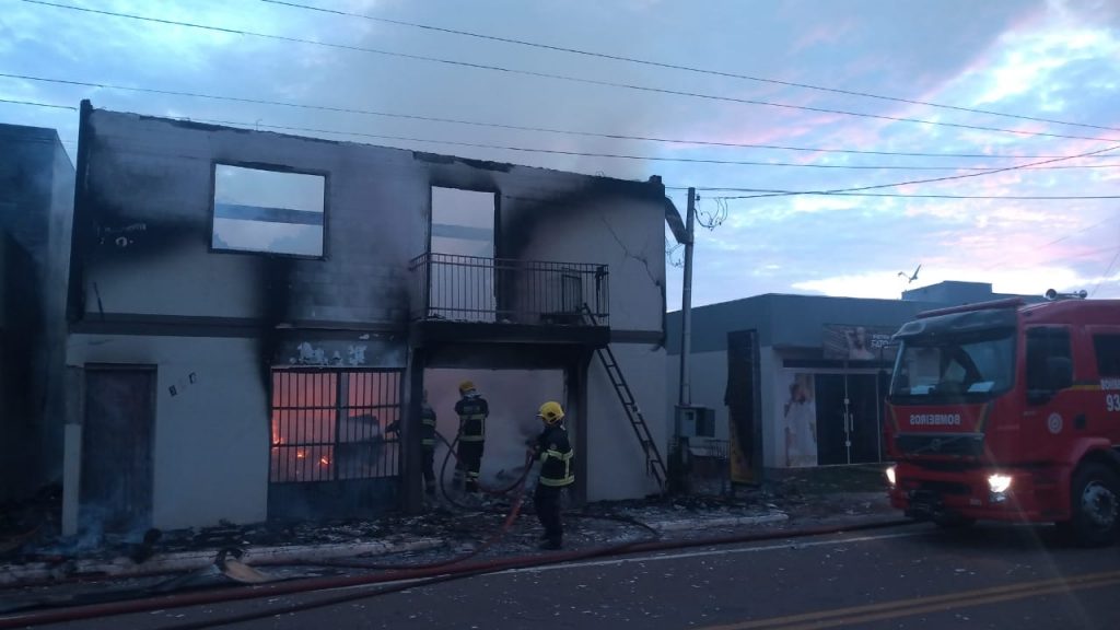 Incêndio destrói imóvel de dois andares em Pontão