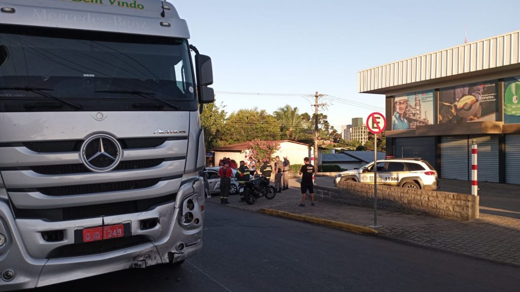 CARRETA CARREGADA COM 38 TONELADAS DE CIMENTO INVADE PREFERENCIAL E COLIDE EM VEÍCULO NA PETRÓPOLIS