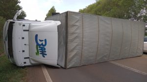 Caminhão tomba na saída de Passo Fundo para Coxilha
