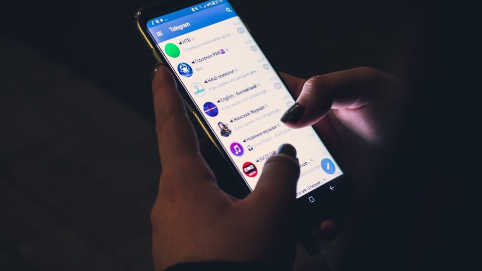 Telegram pode ser banido por fake news e outros crimes se tiver aval político, afirma especialista