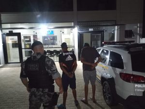 Dois homens são presos pela BM por colocarem fogo em contêineres de lixo na São Cristóvão