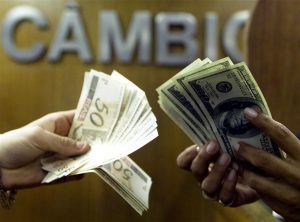 Taxa de juros elevada e conflitos internacionais são responsáveis pela queda do dólar, avalia economista