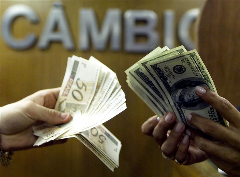 Taxa de juros elevada e conflitos internacionais são responsáveis pela queda do dólar, avalia economista