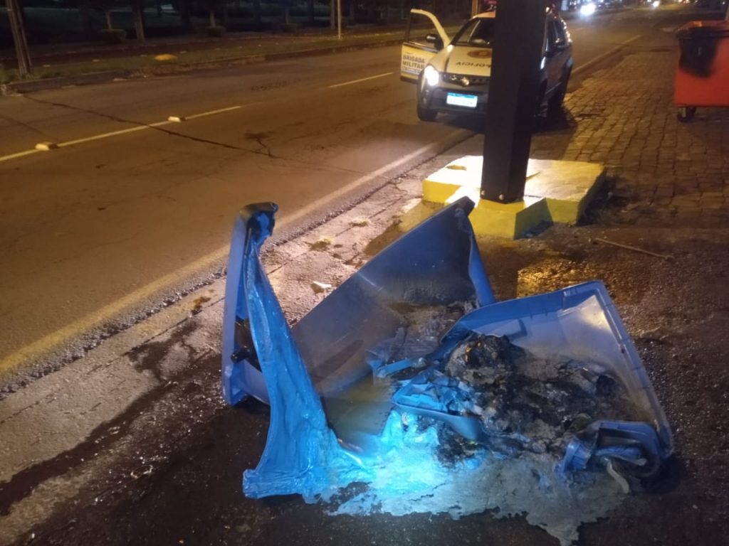 Dois homens são presos pela BM por colocarem fogo em contêineres de lixo na São Cristóvão